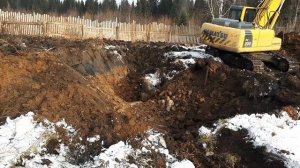 Копаю пруд эксковатором для разведения рыбы. Расширяю пруд.