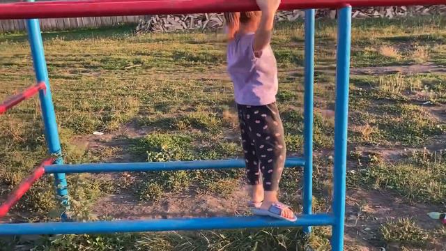Продолжаем ремонт. Даже дети с нами. Родители пришли за нами ночью. смотреть онлайн