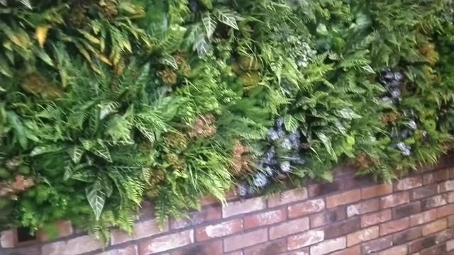 Фитостена из искусственных растений в интерьере квартиры