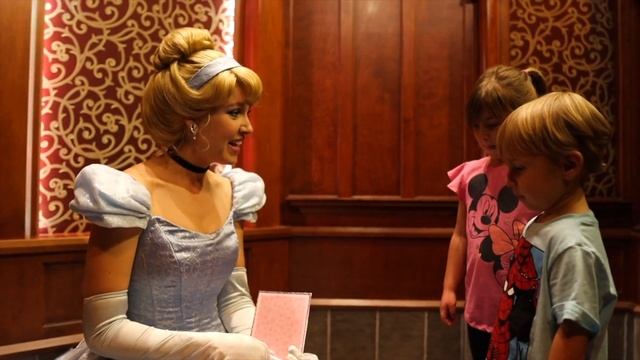 DISNEY HUGS Royal Hall Princesses and Encanto! April 2022 смотреть онлайн