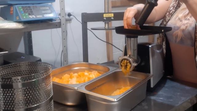 ДЕЛАЮ СОК из МАНДАРИНОВ на НОВЫЙ ГОД на соковыжималке ФЕРМЕР смотреть онлайн