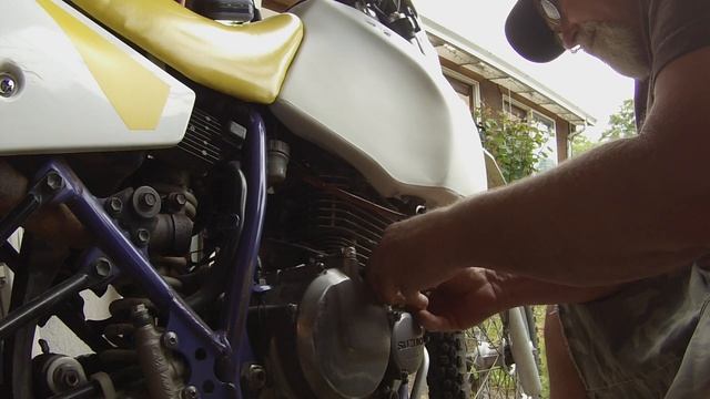 How to check the Cam Timing Chain on a Suzuki DR350 Dual Sport смотреть онлайн