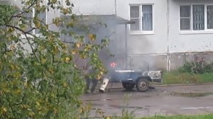 Человек вытаскивает горящий баллон с ацетиленом