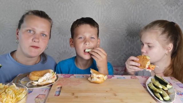 Мукбанг Хот-Дог домашний, Весенний салат с яблоком?/Последняя смена ?а на работу не берут ?♀️ смотреть онлайн