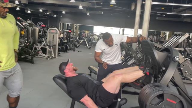 Growing Big Legs ft James Hollingshead смотреть онлайн