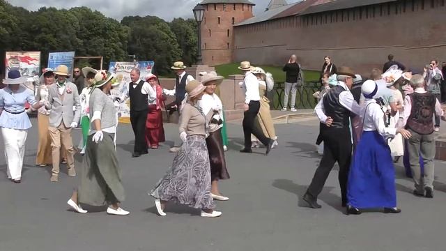 "Шапелуаз" у стен новгородского Кремля смотреть онлайн