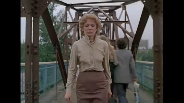 Вокзал для двоих. Вера идёт по мосту. Una stazione per due. Vera cammina sul ponte. смотреть онлайн