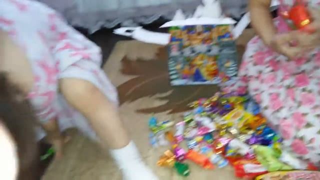Даяна и Жанеля открывает новогодние конфеты смотреть онлайн