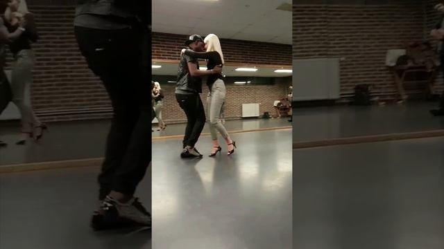 JBZ & Charlotte Kizomba Belgium ( Brussels Sensual Kiz V ) Mr. Carly ft. Cubitaa - Tem Coisas Assim смотреть онлайн