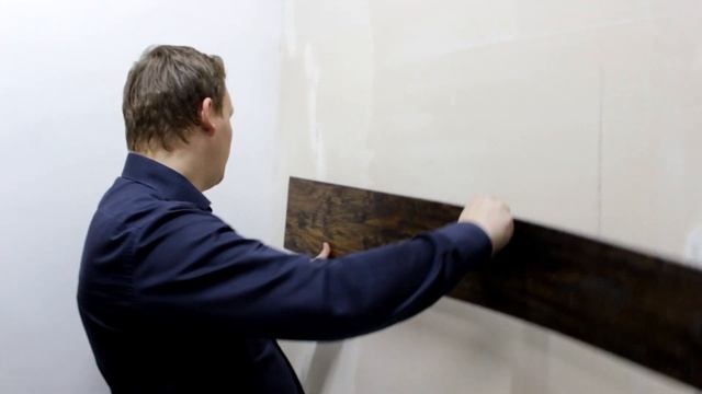 Кварцвиниловая плитка на стене | Клеим кварц винил | Укладываем клеевой кварц винил на стену смотреть онлайн