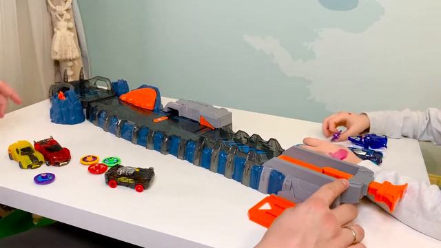 ДИКИЕ СКРИЧЕРЫ платформа! Играем Набор Screechers Wild огненный дракон,трасса и машинки трансформер смотреть онлайн