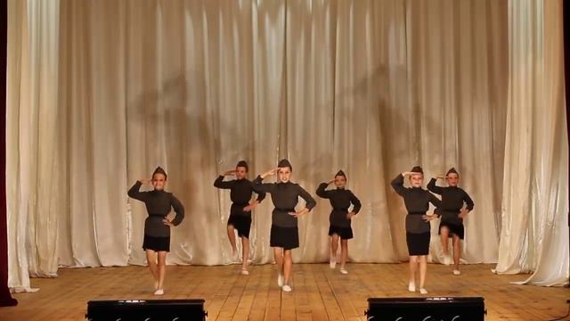 девочки танцуют танец Катюша