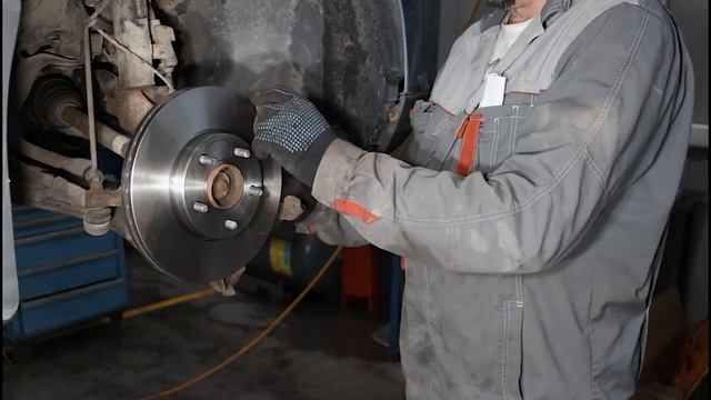 Замена передних тормозных колодок и дисков Ford Focus 2 смотреть онлайн