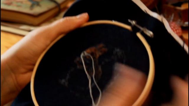 Осенний лес. Читаю книгу под клёном. Вышивка осенней белочки. Новое платье "Осенний сумерки" смотреть онлайн