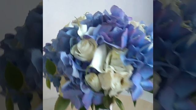 Голубой свадебный букет невесты из гортензии, фрезий, калл и роз смотреть онлайн