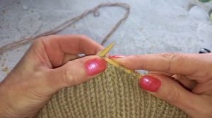 Модная шапочка-бини, связанная спицами резинкой 1 на 1.