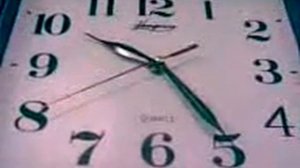 стрелка часов движется в обратную сторону.