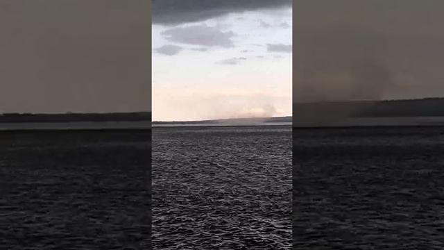 Смерч на Волге, прошёл там ,где рыбачили. 01 июля 2021 г. смотреть онлайн