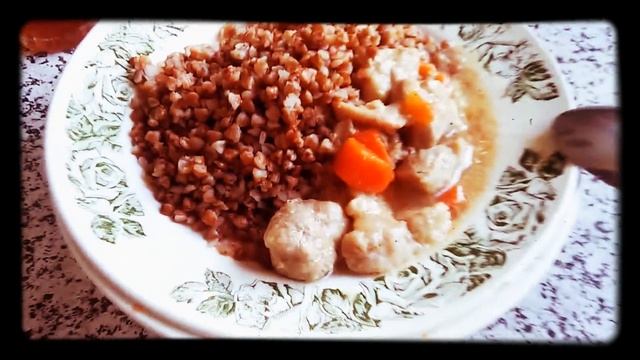 Борщ с сухариками , гречка с мясом.