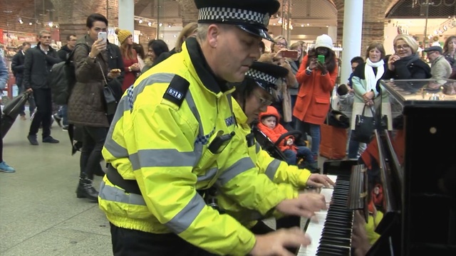 ПОЛИСМЕНЫ СЫГРАЛИ НА ПИАНИНО, ВОКЗАЛ ► Неизвестные Таланты смотреть онлайн