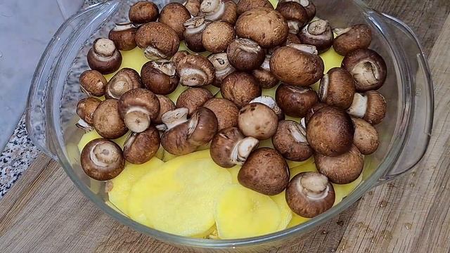 СВИНАЯ ГРУДИНКА С КАРТОШКОЙ И ГРИБАМИ смотреть онлайн