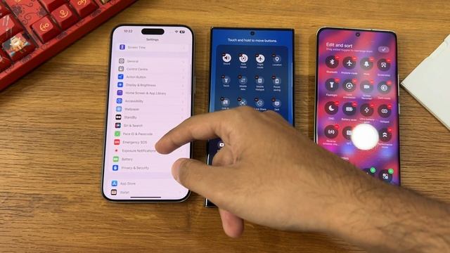 Samsung OneUI 6.0 vs Xiaomi HyperOS vs Apple iOS 17 - Control Centre смотреть онлайн