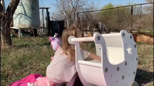 Куклы Пупсики приехали на дачу 🍭 Малышка играет с кроликами 🐰 дачная вечеринка 🦄 смотреть онлайн