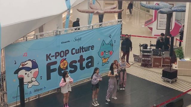 loossemble preforming in starfield coex Mall