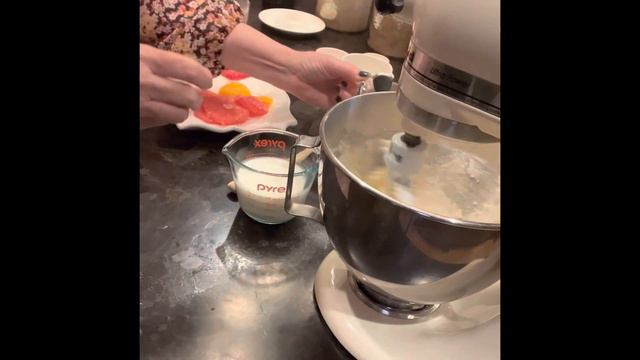 Gather Around My Table with Cindy Bailey: Making Valerie Bertinelli’s Upside Down Citrus Cake смотреть онлайн