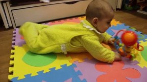 Как Катя нянчит Алису  Алиса пытается ползти 5,5 месяцев