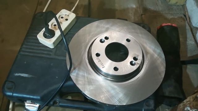 Замена передних тормозных дисков и колодок KIA Sportage III смотреть онлайн