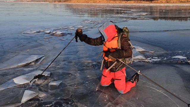 Куйбышевское водохранилище чуть не провалился на коньках 14 декабря22 года смотреть онлайн