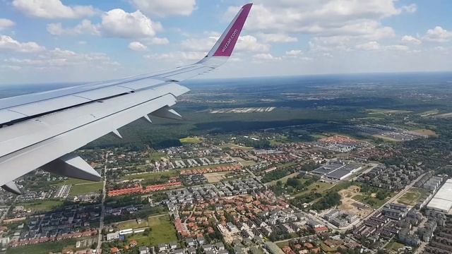 Warsaw airport (WAW) landing - Wizzair Airbus A321 - window view - Lądowanie na lotnisku w Warszawi смотреть онлайн