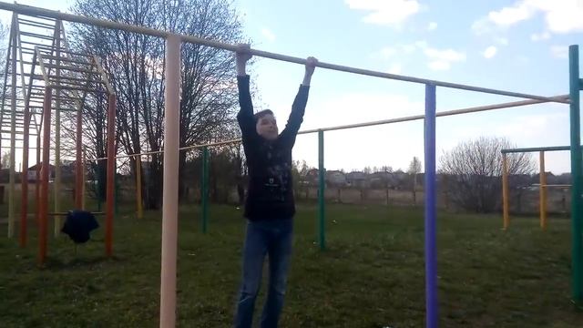 Паша учится делать топорик на турнике!)