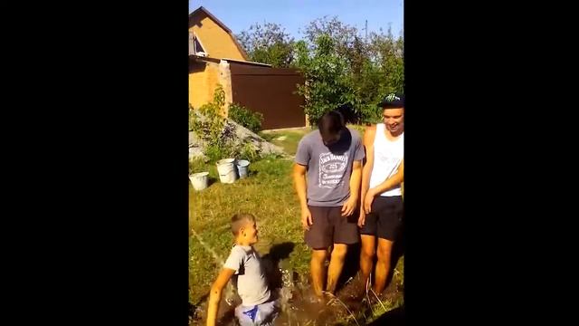 Подкололи друга, и он по пояс оказался в холодной и грязной воде смотреть онлайн