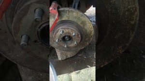 Снятие шруса со ступицы Субару Форестер 1