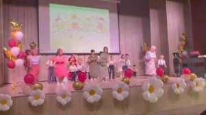 Танец мам и сыновей на выпускном детского сада