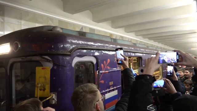 Исторический момент. Уезд в тоннель новогоднего поезда Еж-3 в последний раз смотреть онлайн