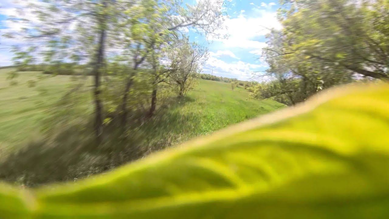 FPV полетушка под очень контрастным небом смотреть онлайн