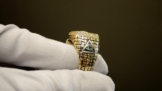Мужское кольцо с масонской символикой из золота с чернением, бриллиантами, гранатом и изумрудом смотреть онлайн