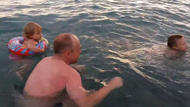 Отдых на море Дети купаются в море Развлечения на море смотреть онлайн