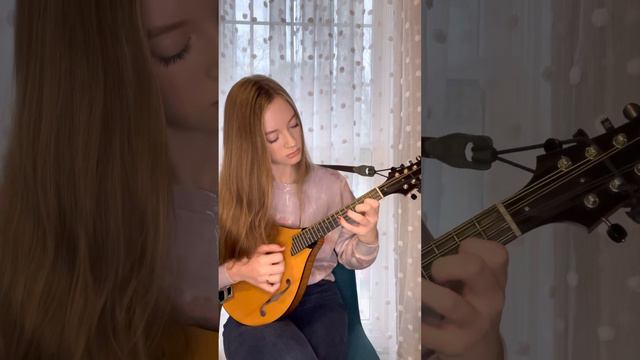 Bach on the mandolin! Emma Borders plays Menuet 1 in E major смотреть онлайн