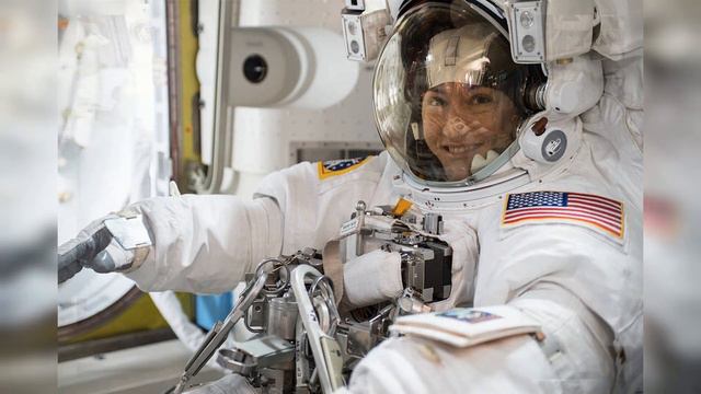 Астронавт NASA стала первой женщиной достигшей самой глубокой точки Земли смотреть онлайн