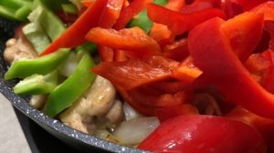 Куриная сковородка с овощами рецепт. Курица с луком и помидором на сковороде. Легкий рецепт FOODTIM