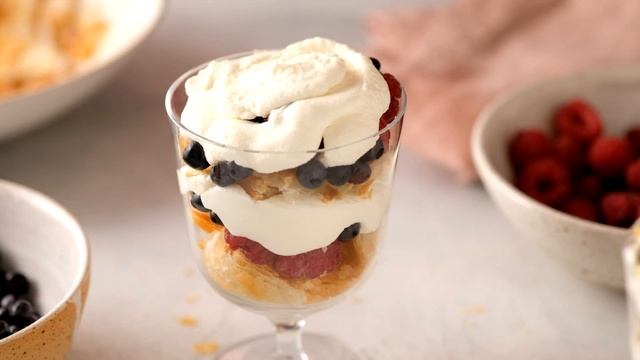 ДЕСЕРТ в СТАКАНЕ с РИКОТТОЙ и слоеным тестом. Вкусный и быстрый в приготовлении десерт с ягодами. смотреть онлайн