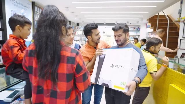 BUYING EVERYTHING MYRA & SHAURYA TOUCHES!!? | Hungry Birds смотреть онлайн