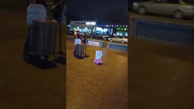 Подожди дожди дожди... Уличный музыкант, метро Щелковская! смотреть онлайн