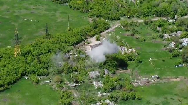 Точная работа артиллерии по украинским позициям.