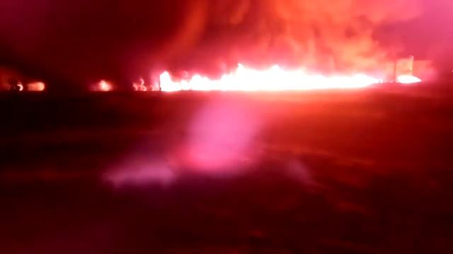 Первое видео Под Саратовом прорвало нефтепровод топливо пришло в поселок Красноармейск смотреть онлайн