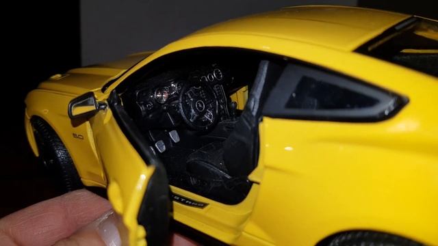 FORD MUSTANG GT 2015 MAISTO 1/18 смотреть онлайн